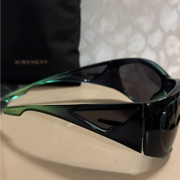 Givenchy GV40051I Sunglasses - Picture 3 of 9